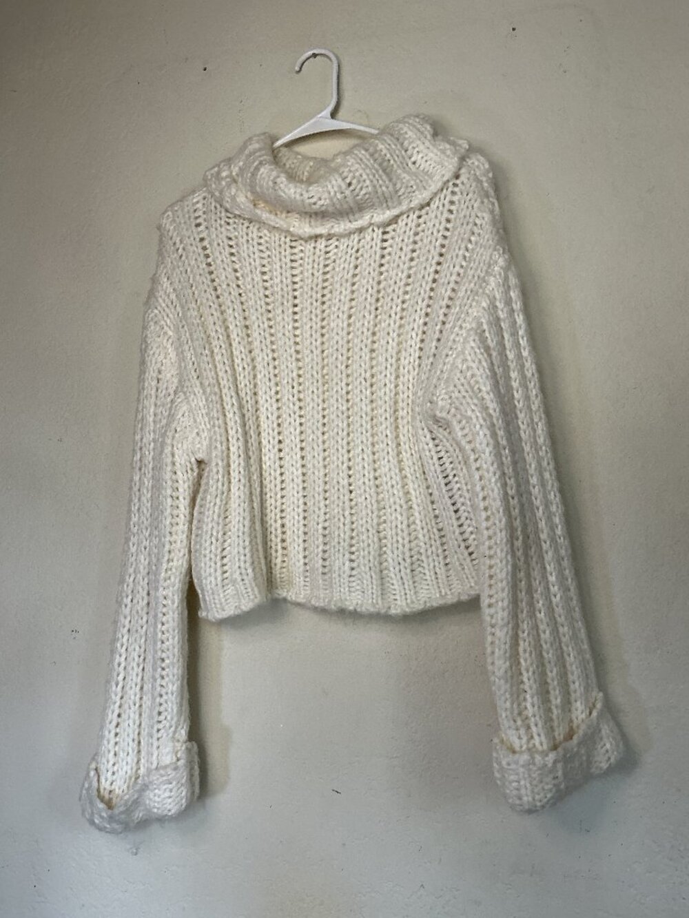 Forever 21 Turleneck Cropped Sweater in White / Vanilla - Women's Small